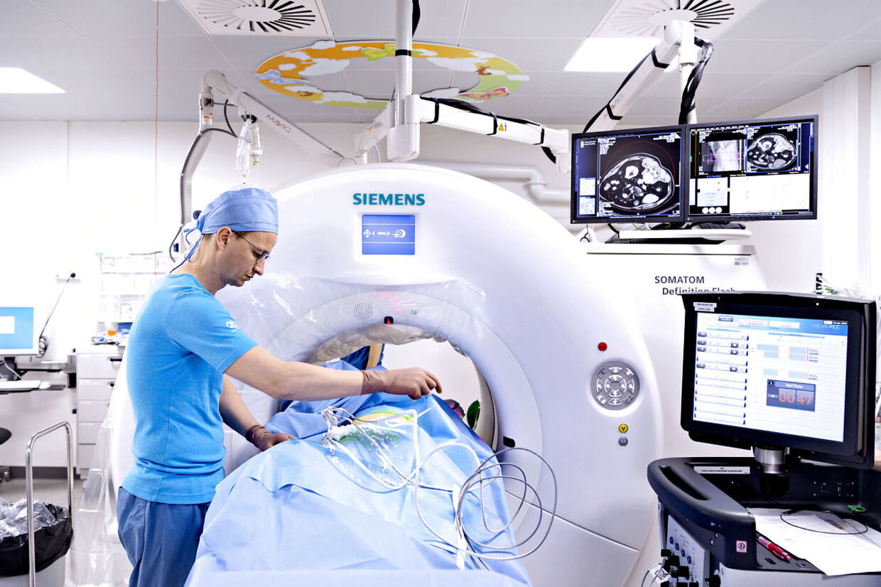 Indgrebet udføres af Ole Graumann, overlæge ved radiologisk afdeling på Odense Universitetshospital. Ole Graumann udfører mere end 100 indgreb om året. 