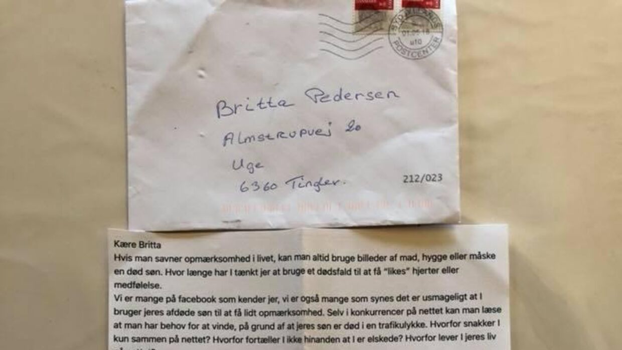'Kære Britta. Hvor længe har I tænkte jer at bruge et dødsfald til at få likes, hjerter eller medfølelse,' skriver en anonym i en et brev til Britta Pedersen, der mistede sin 21-årige søn i forrige uge.