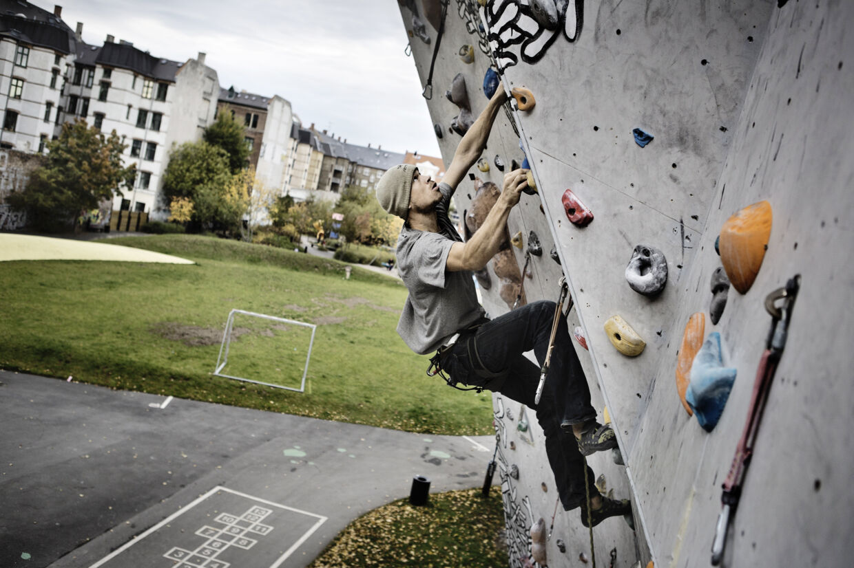 Hos landets klatreklubber kan du prøve kræfter med både høje og lave klatrevægge - fra bouldering til klatring med reb. Scanpix/Thomas Lekfeldt