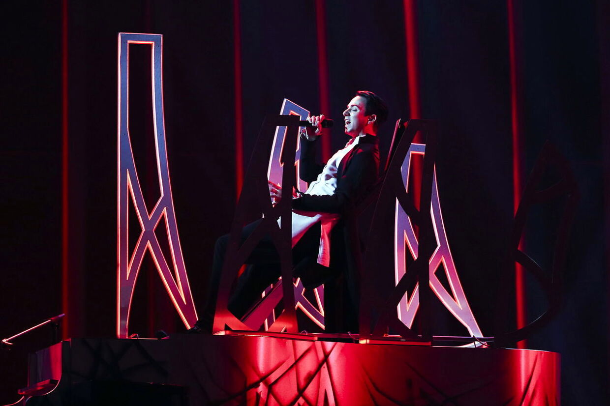 Melovin ses her på scenen med sangen 'Under the Ladder'.