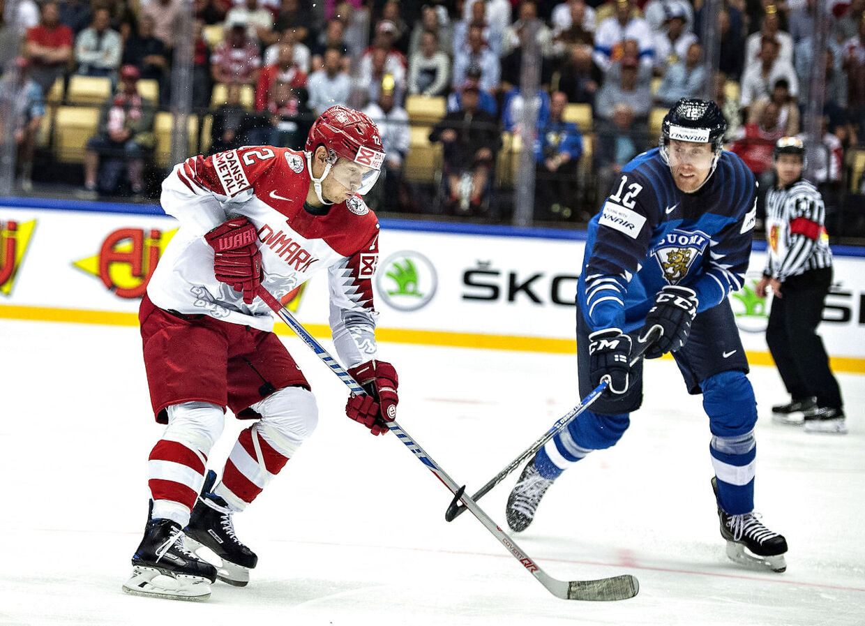 Mads Christensen, der til daglig spiller i den tyske klub EHC München, i aktion på det danske VM-ishockeylandshold mod Norge.