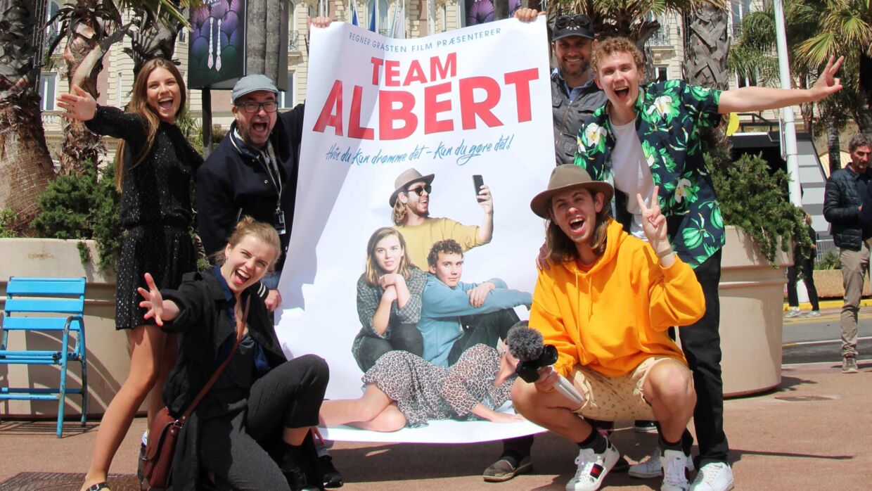 Regner Grasten (tv.) med skuespillerne fra Team Albert, da filmen blev lanceret under filmfestivalen i Cannes i maj.