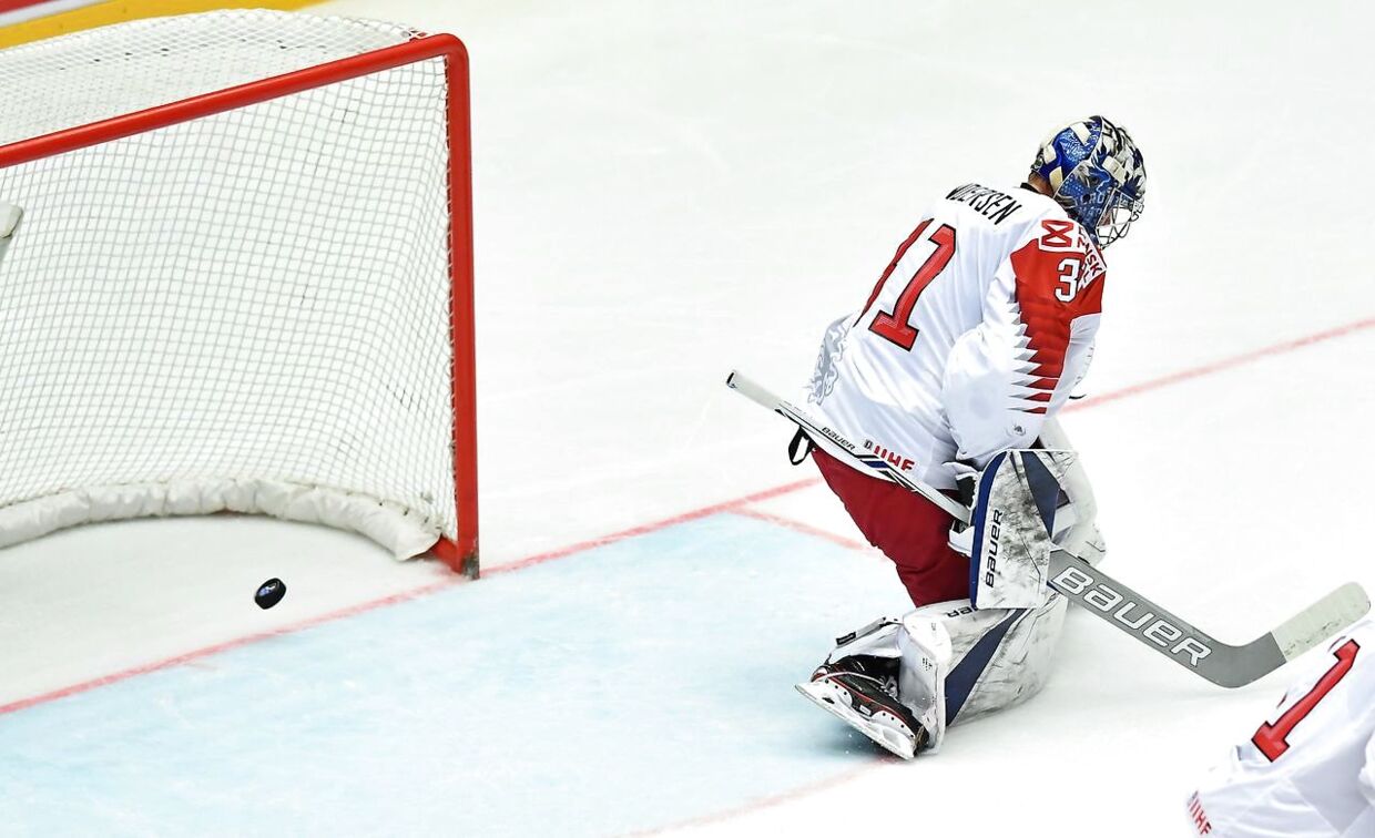 Det danske ishockeylandsholds målmand Frederik Andersen kunne ikke hindre Letland i at score i tirsdag aftens VM-kamp.&nbsp; 