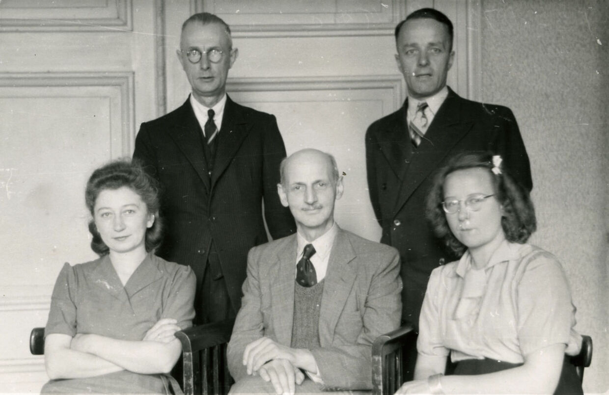 Faderen Otto Frank overlevede som den eneste krigen. Her ses han med de barmhjertige hjælpere, der ikke alene skjulte dem, men også sørgede for, at familien fik forsyninger i deres skjul.&nbsp;