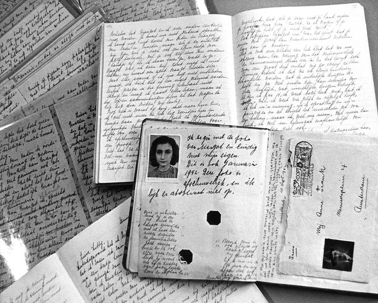 Fotos af nogle af siderne i Anne Franks dagbog samt hendes pas.&nbsp;