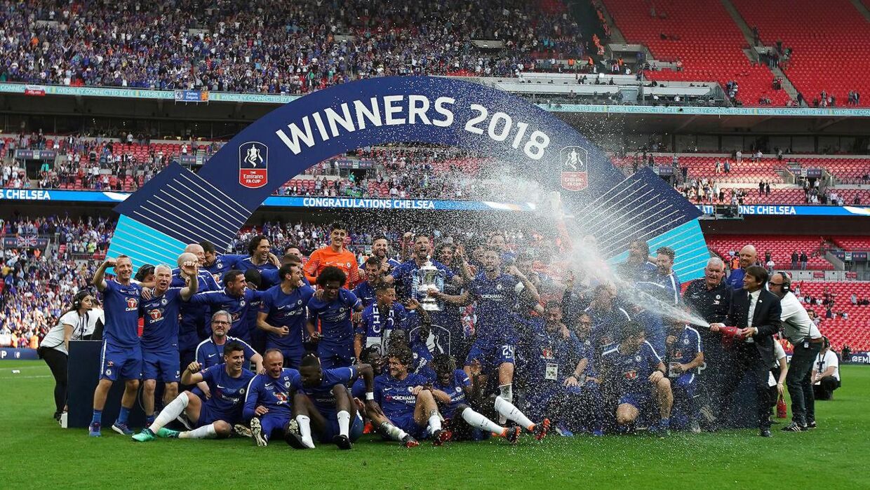 Chelsea fejrer pokaltriumfen over Manchester United med en sejr på 1-0 i finalen i FA Cuppen. 