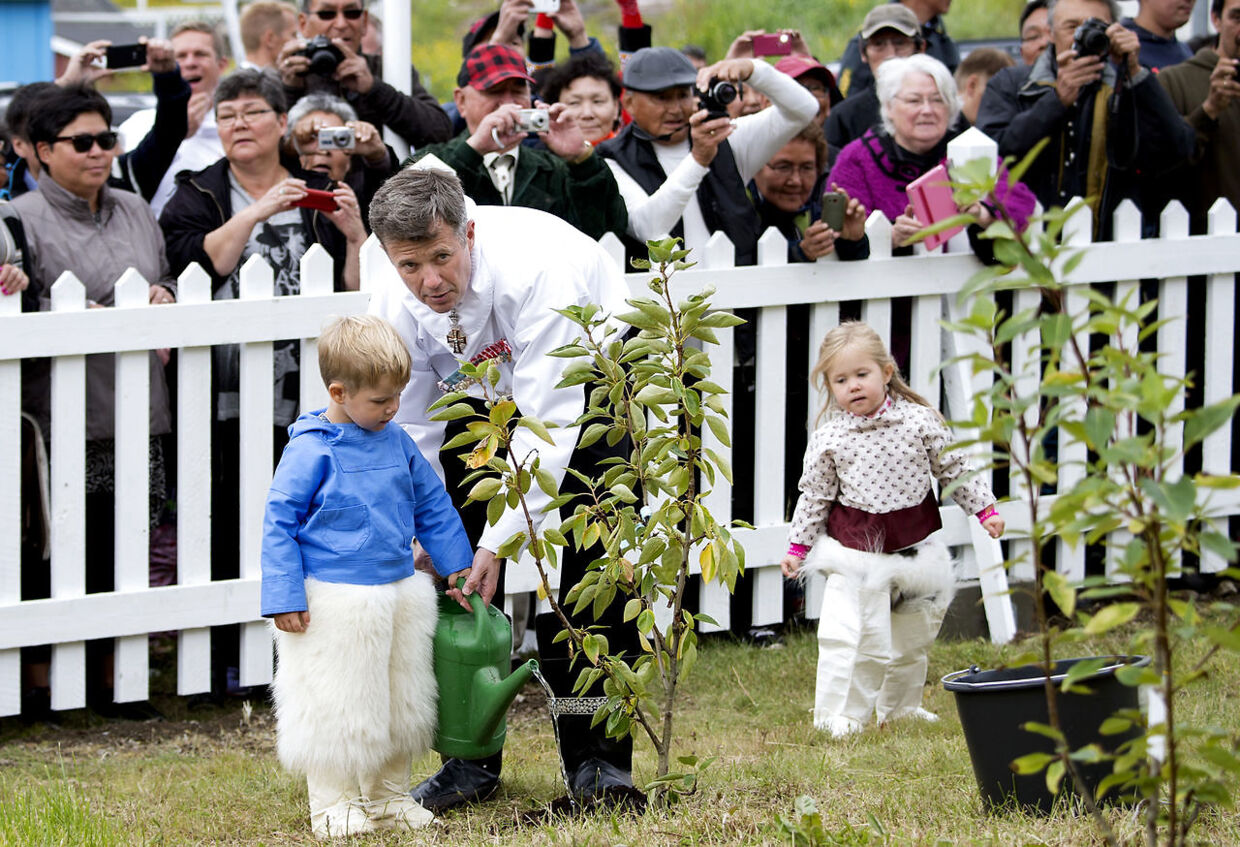 Kronprinsen forsøger at være mere nærværende over for sine børn, end hans forældre var overfor ham. Her vander han blomster med tvillingerne Josephine og Vincent. 