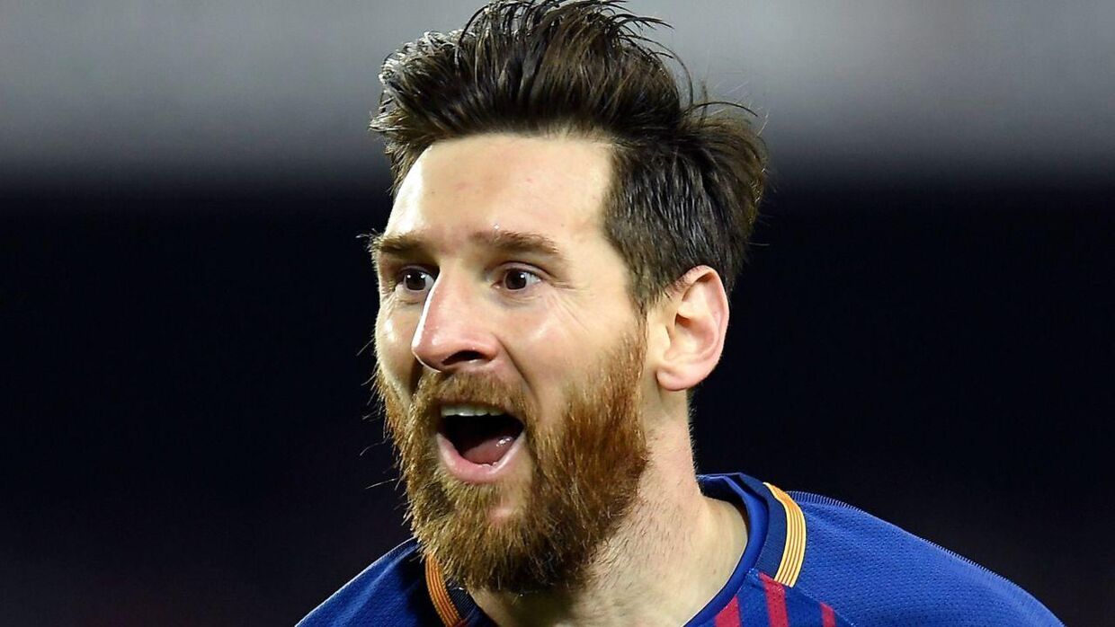 Barcelona-stjernen Lionel Messi bliver hyldet af en ærkefan på toppen af Mount Everest. 