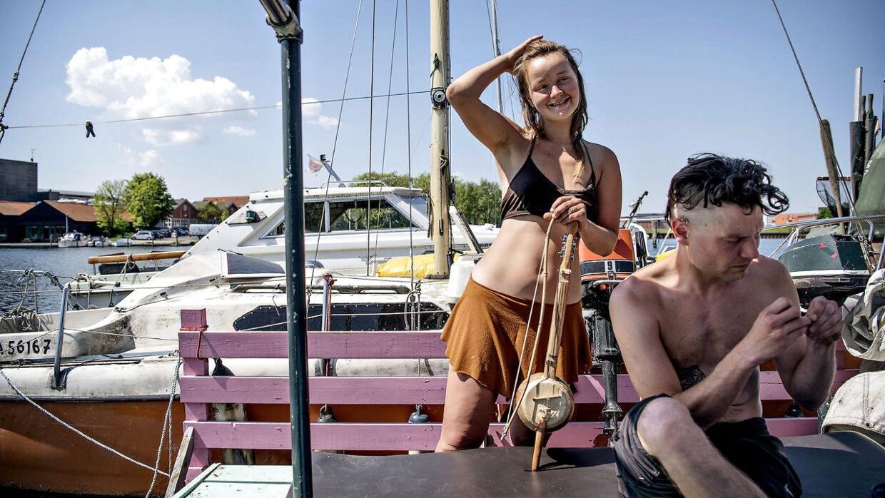 Polske Monika og Patryjk trives med det frie liv i Fredens Havn, som de kalder et unikt åndehul i hovedstaden. Foto: Nils Meilvang.