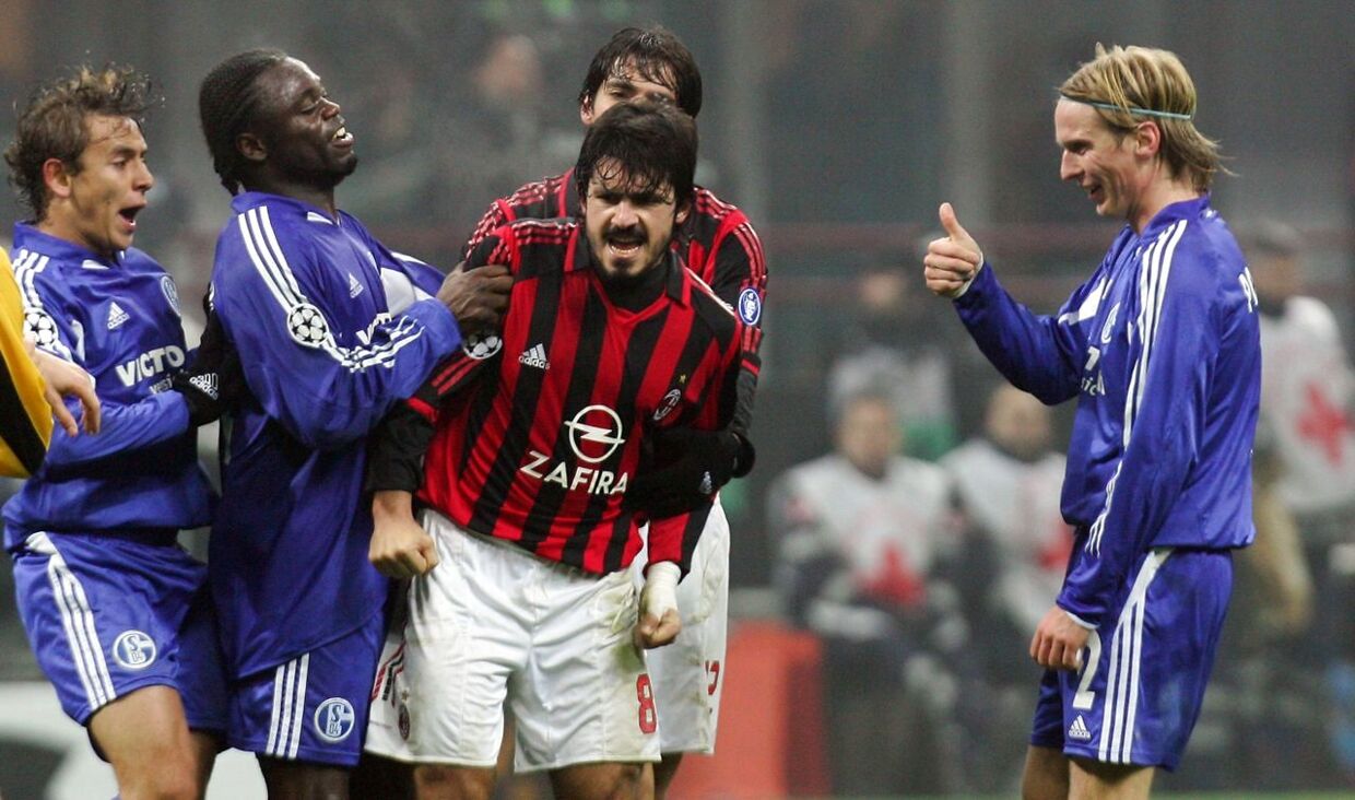 AC Milans Gennaro Gattuso (centralt) fejrede sejren over Schalke 04 ved at råbe danske Christian Poulsen (th) i hovedet.