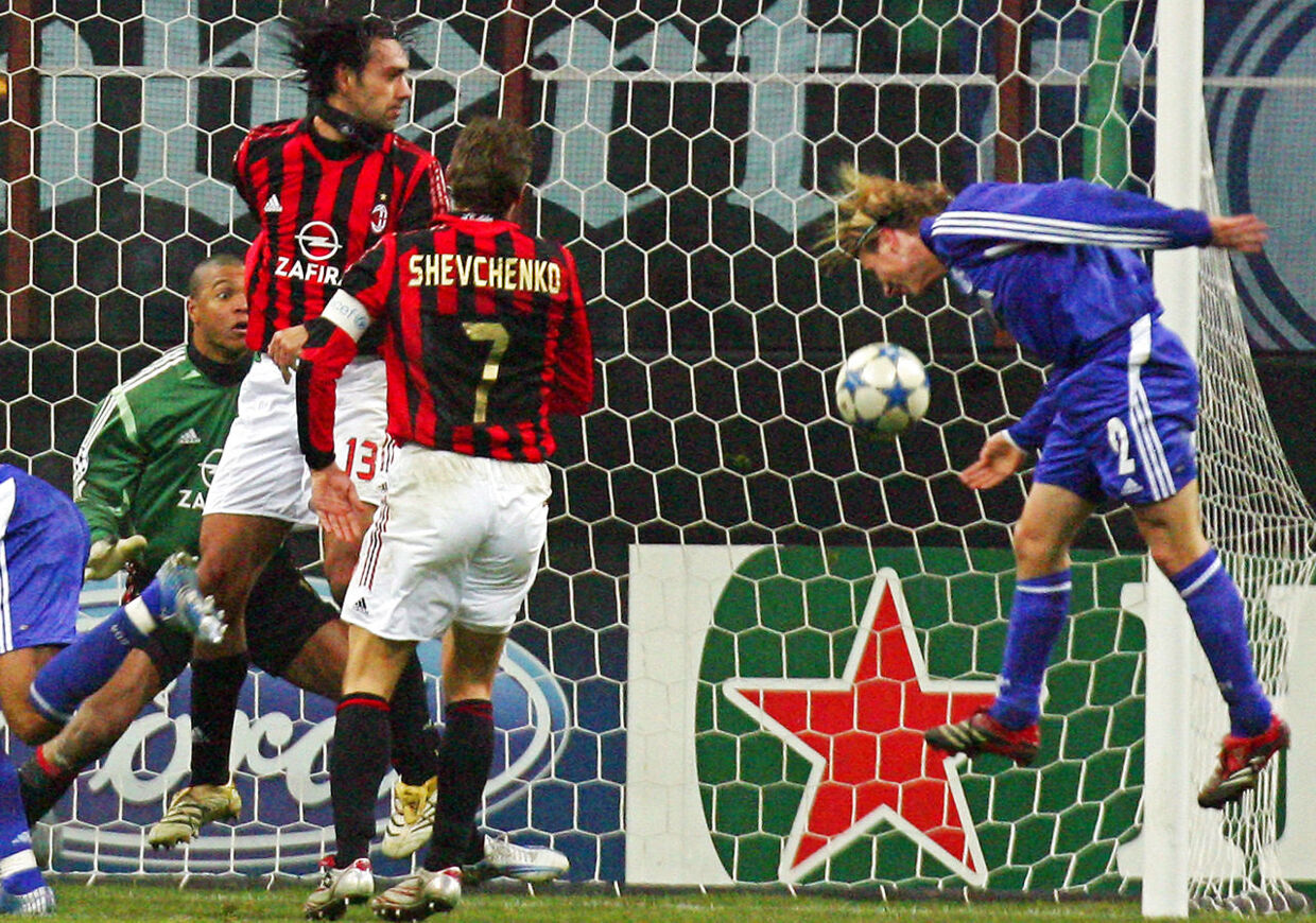 For Schalke 04 udlignede Christian Poulsen til 1-1 ude mod AC Milan. Kampen endte 3-2 til italienerne.