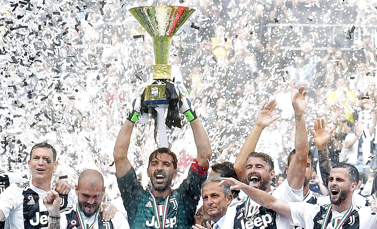 Sådan så det ud, da Gianluigi Buffon for sidste gang løftede Serie A-trofæet sammen med holdkammeraterne i Juventus lørdag den 19. maj.