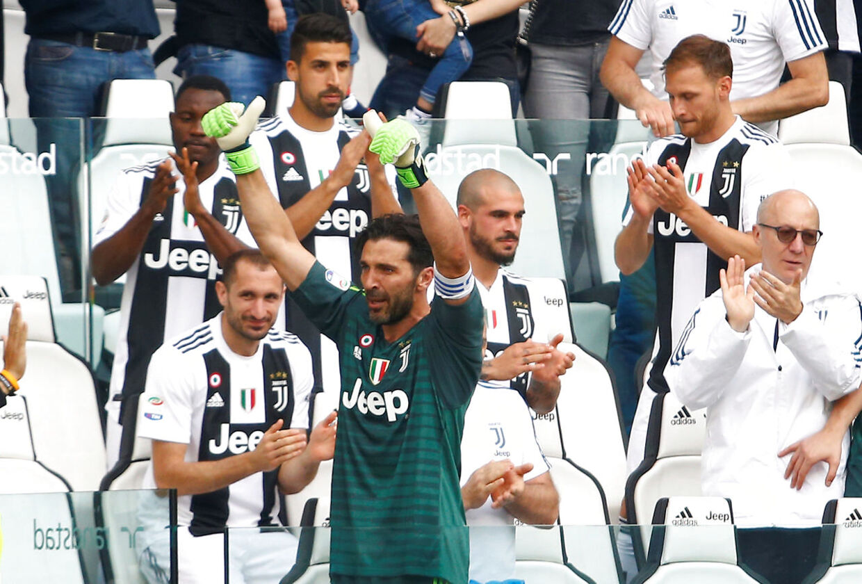 I sin sidste kamp for Juventus efter 17 sæsoner i klubben lod Gianluigi Buffon sig hylde af fans og medspillere på Allianz Stadium i Torino, da han blev udskiftet i kampen mod Hellas Verona.