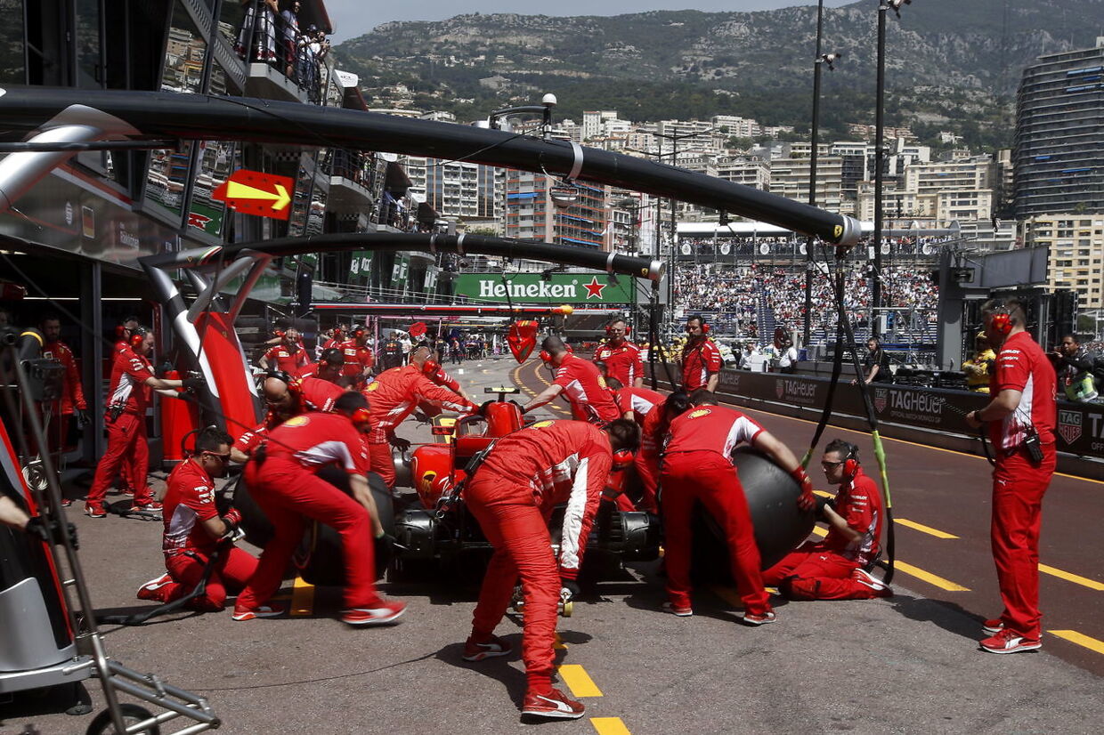 Den finske Ferrari-kører under et pit stop i træningen i Monaco.