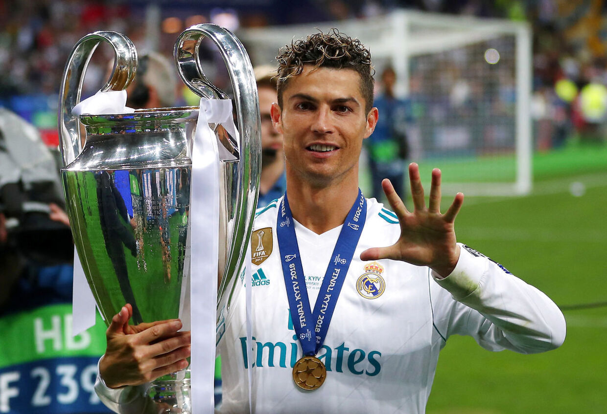 Fodboldstjernen Cristiano Ronaldo signalerer et fem-tal. Han har nemlig vundet Champions League ikke mindre end fem gange - en gang med Manchester United og fire gange med Real Madrid,