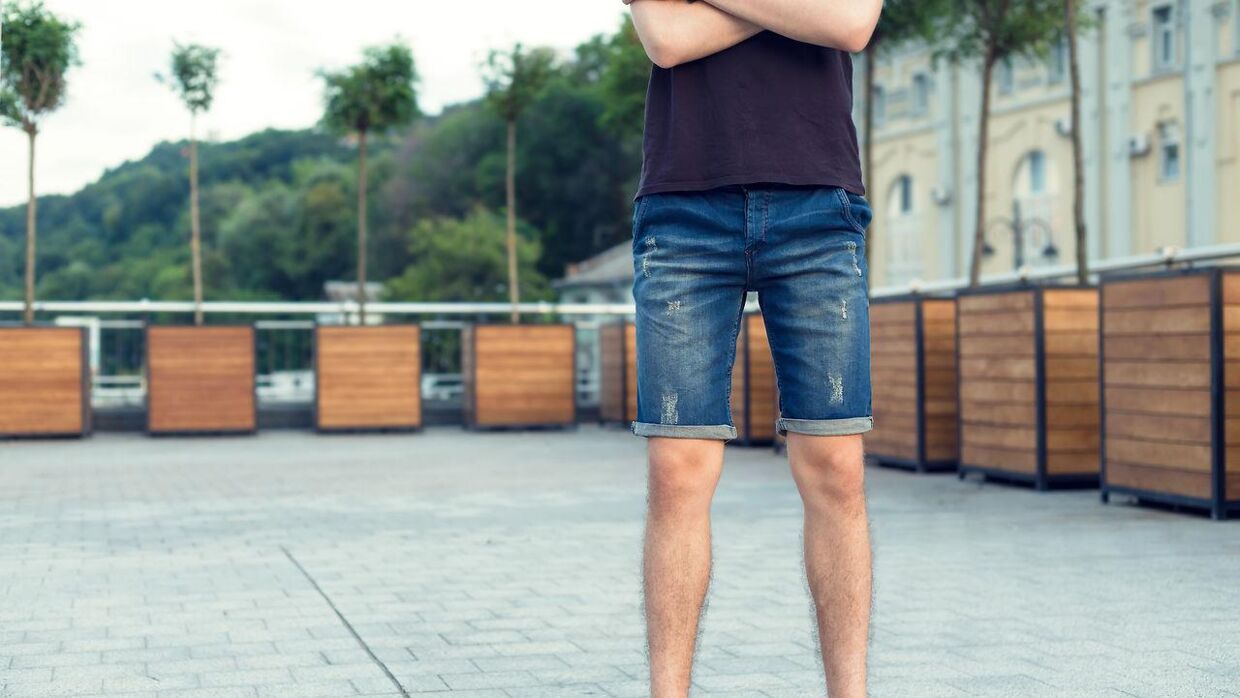 Social shorts. Мужчина в шортах. Парни в джинсовых шортах. Мужские ноги в шортах. Джинсовые шорты мужские.