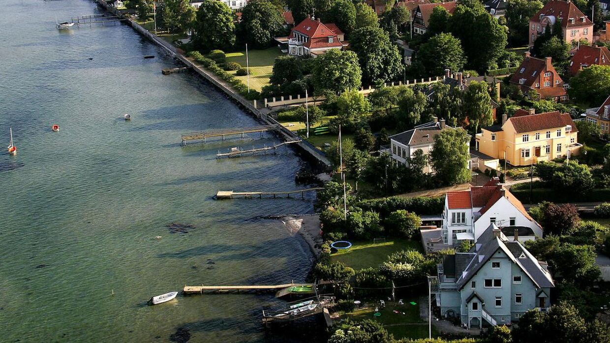 Mange af Danmarks rigeste fokuserer meget på deres sikkerhed. Her ses Strandvejen i Hellerup nord for København.
