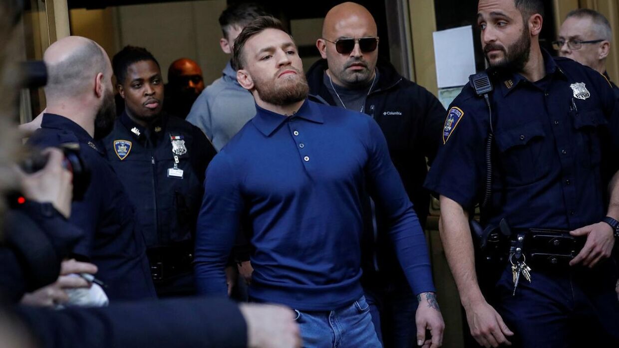 Conor McGregor forlader retten i Brooklyn i New York.
