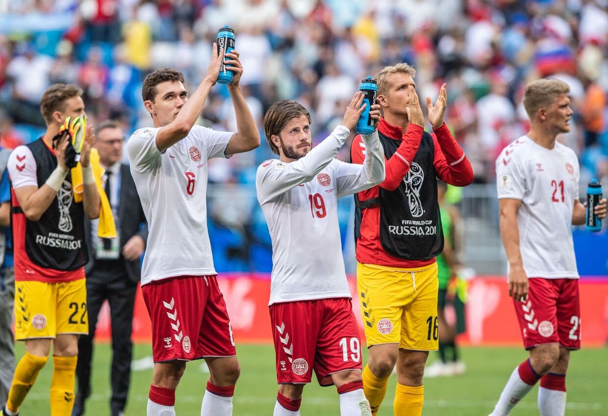 De danske spillere klapper ud mod publikum efter kampen mod Australien. (Foto: Fodboldbilleder.dk)