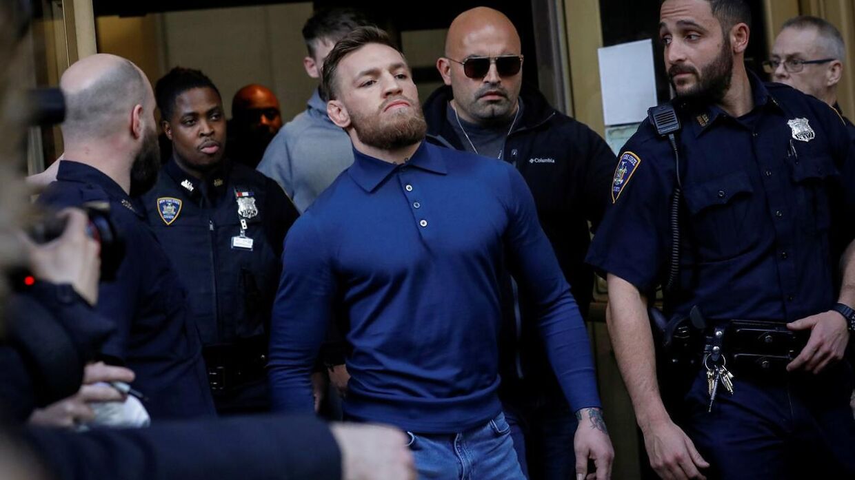 Conor McGregor forlader retten i Brooklyn i håndjern.