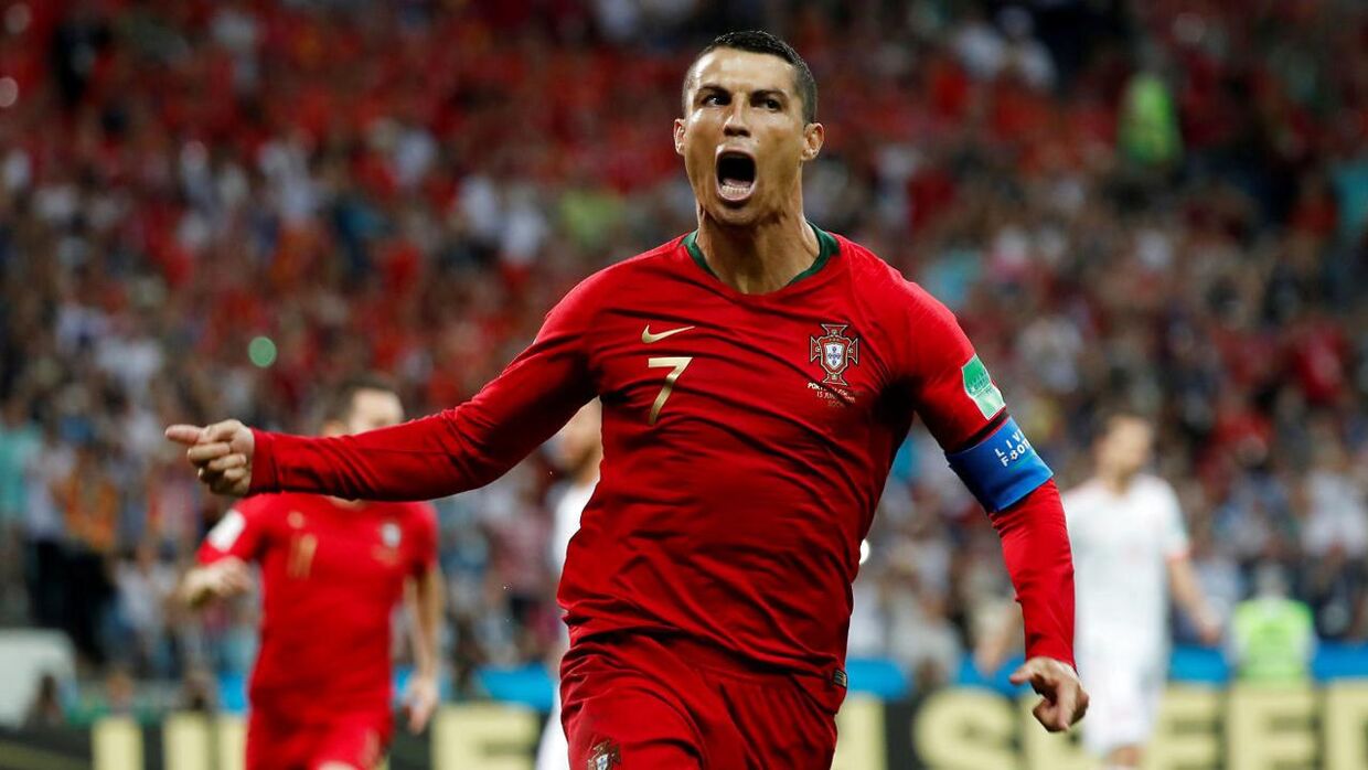 Portugisiske Cristiano Ronaldo scorer kampens første mål mod Spanien, der endte 3-3. 