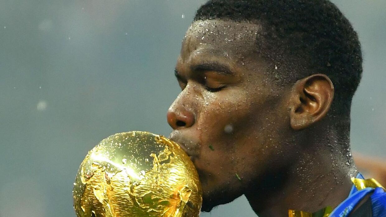 Frankrigs landsholdsstjerne Paul Pogba kysser VM-trofæet efter sejren på 4-2 over Kroatien i finalen. 