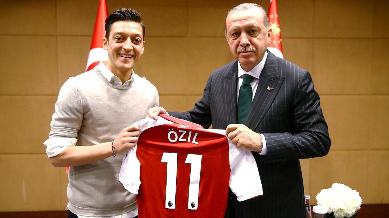 Tyrkiets præsident, Recep Tayyip Erdogan, forsvarer den tyske fodboldspiller Mesut Özil.
