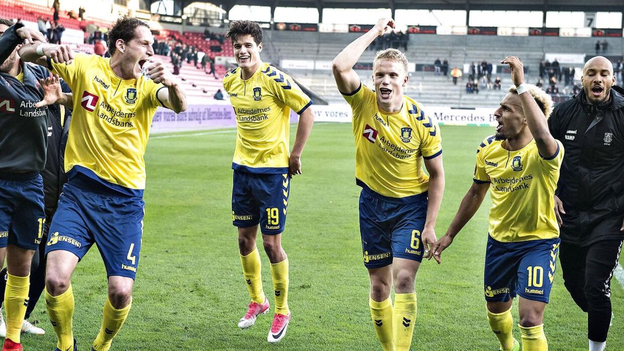 Hjörtur Hermannsson fejrer sejren og pladsen i DBU-Pokalfinalen sammen med holdkammeraterne fra Brøndby IF. 