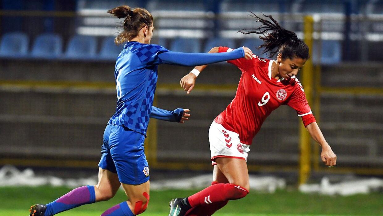 Nadia Nadim i en duel i en landskamp mellem Danmark og Kroatien i 2017. 