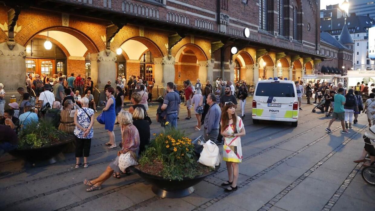 Al togdrift til og fra Københavns Hovedbanegård stod stille, da politiet evakuerede banegården, fordi man ledte efter en fange. 