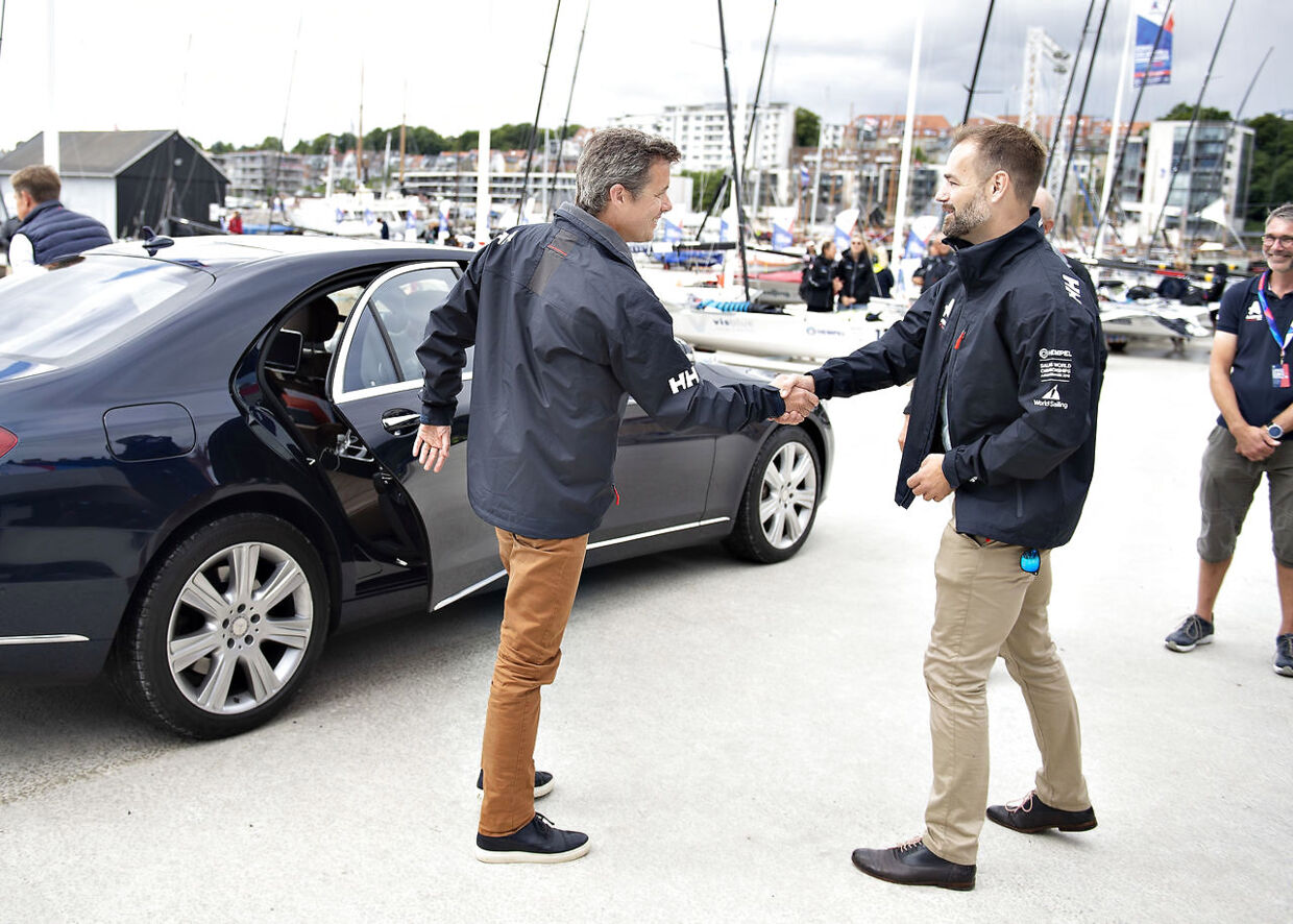 Kronprins Frederik ankommer og hilser på Aarhus' borgmester, Jacob Bundsgaard, til besøget ved VM i sejlsport i Aarhus lørdag 11. august 2018. Hempel Sailing World Championships slutter søndag 12. august.