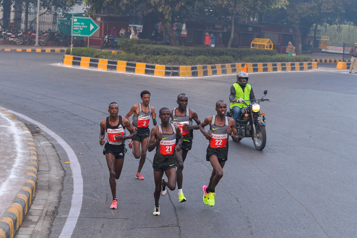Den kenyanske maratonløber Eliud Kipchoge løb maratondistancen på 2 timer og 24 sekunder iført Nikes Vaperfly-sko. Chandan Khanna/arkiv/Ritzau Scanpix