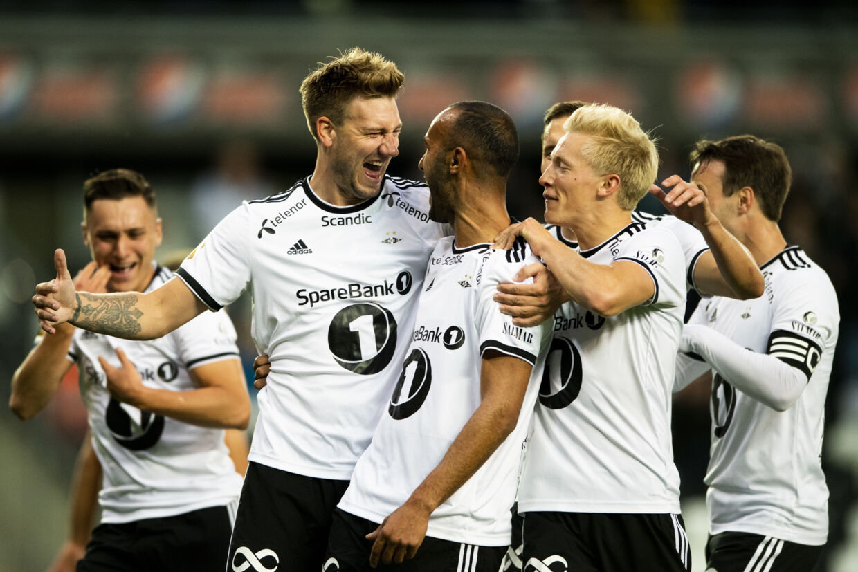 Nicklas Bendtner og resten af Rosenborg-holdet jubler over Issam Jebalis 1-0-mål.