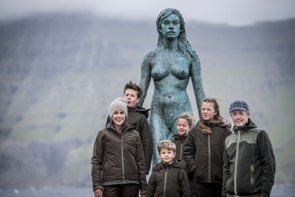 Prins Christian, kronprinsesse Mary, prins Vincent, prinsesse Josephine, prinsesse Isabella og kronprins Frederik ved statuen sælkvinden på Mikladalur i forbindelse med deres officielle besøg på Færøerne fredag den 24. august 2018.
