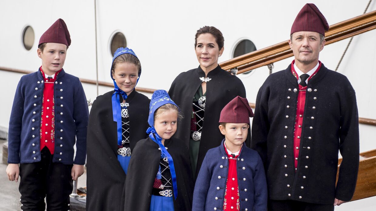 Kronprinsesse Mary, prins Vincent, prins Christian, kronprins Frederik, prinsesse Isabella og prinsesse Josephine i de færøske nationaldragter.