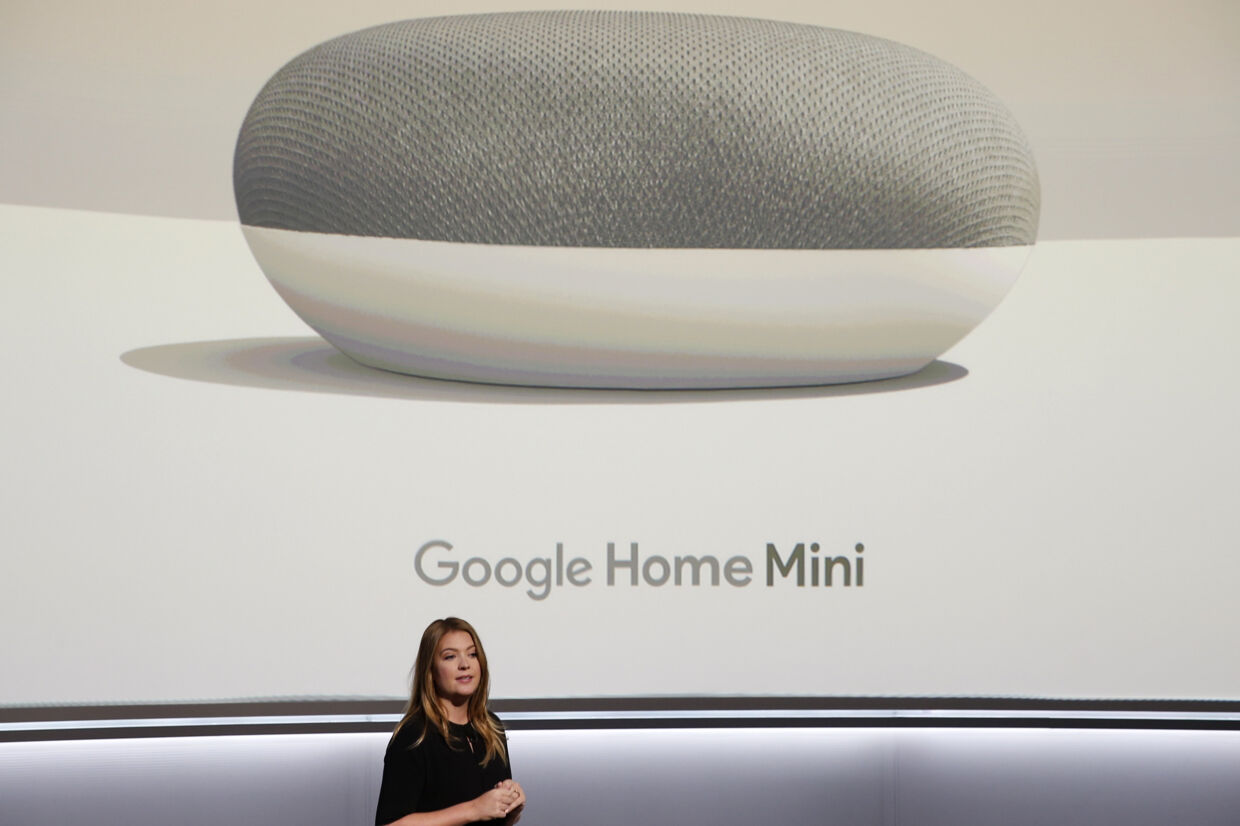 Isabelle Olsson, der er designchef i Google, afslørede på et pressemøde sidste år Google Home, som er en smart højtaler. Med den i hjemmet kan man slynge spørgsmål ud i rummet, som Google Home så svarer på. Den kan også styre for eksempel lyd og lys i hjemmet. Google Home kommer på dansk i løbet af efteråret. Stephen Lam/Reuters