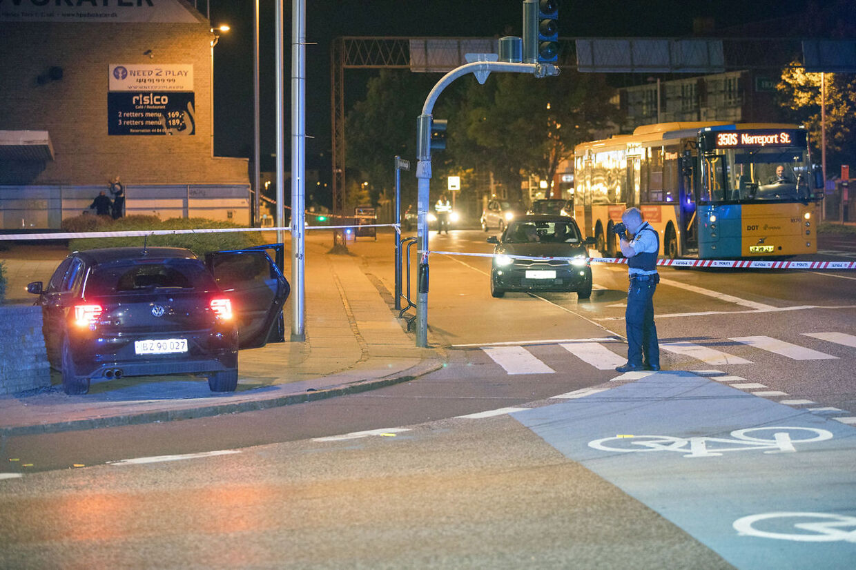 Politiet undersøger bil, som blev ramt af adskillige skud i Herlev tirsdag den 18. september 2018. (Foto: Henrik R. Petersen/Scanpix 2018)