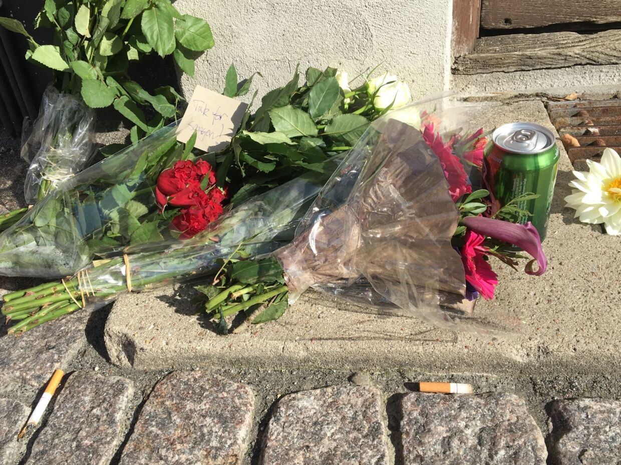 Blomster og øl ved Kim Larsens hjem.