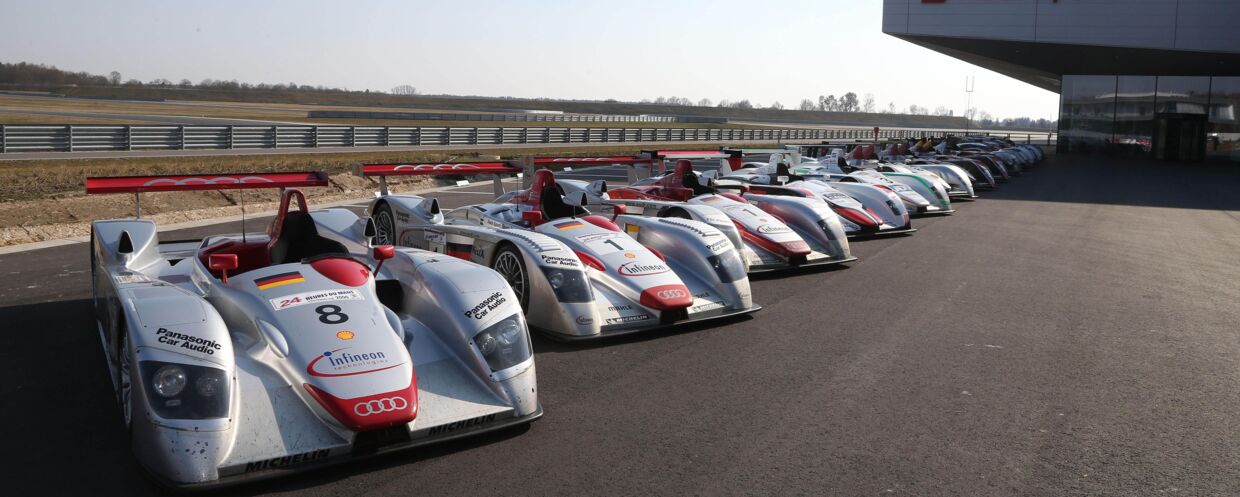 De mange Audi-racerbiler som har vundet flere Le Mans-løb linet op