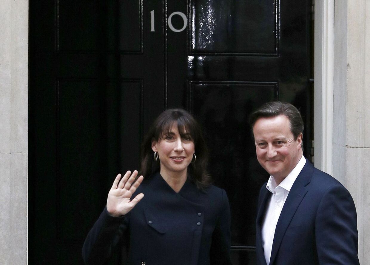 Den britiske premierminister David Cameron fra de Konservative kan med sindsro blive boende i Downing Street 10. det ser ud til, at hans parti får absolut flertal i parlamentet.