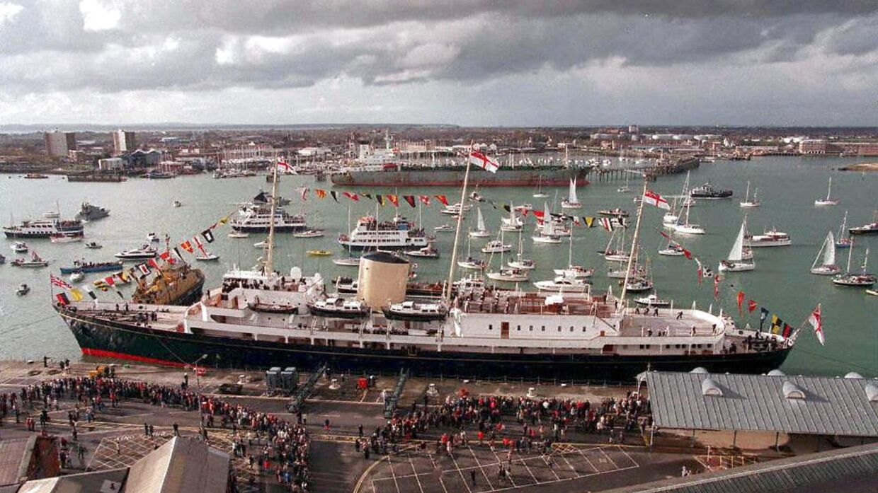Den royale yacht Britannia vender hjem den 22. november 1997 for sidste gang inden den nedlægges.