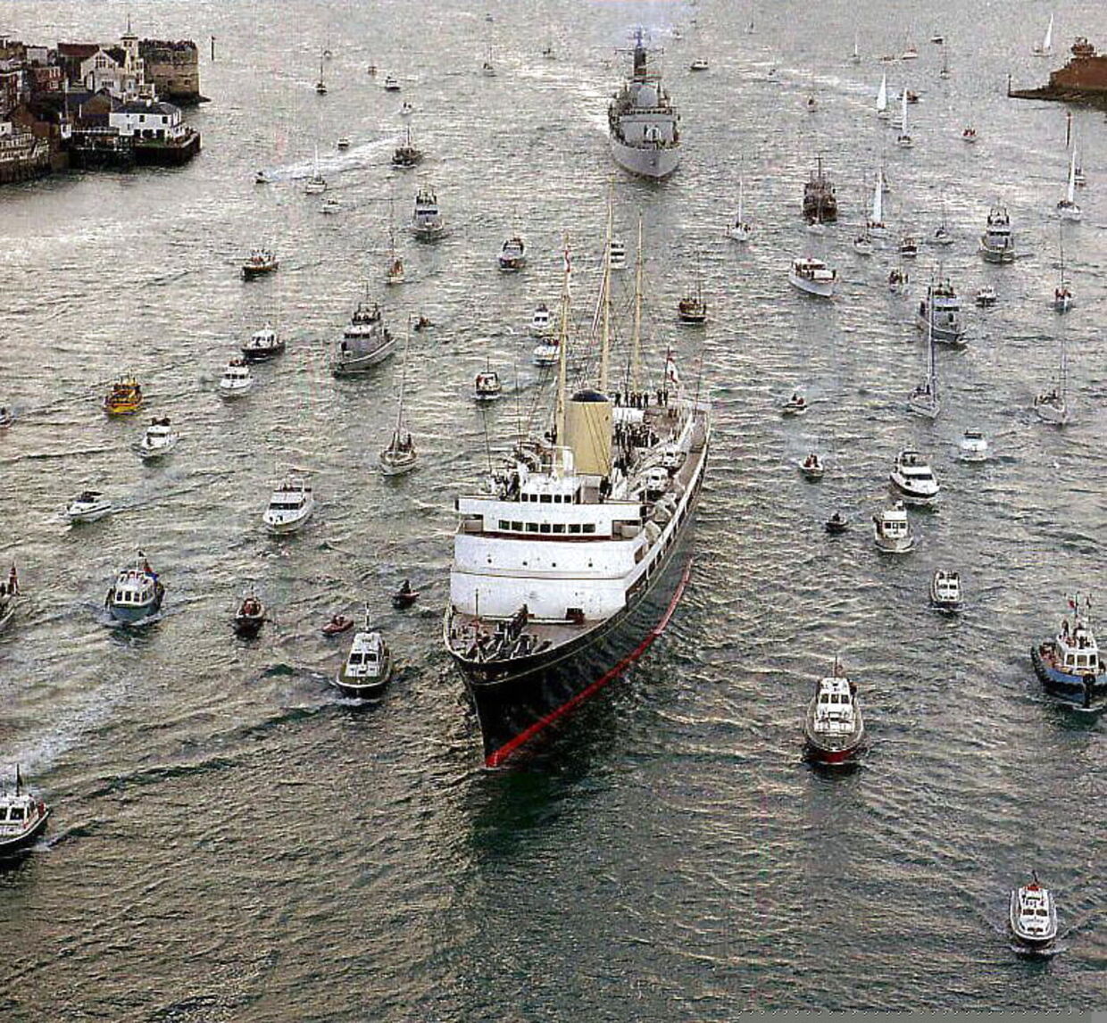 Den royale yacht Britannia sejler for sidste gang ind i havnen i Portsmouth, England, den 22 november 1997.