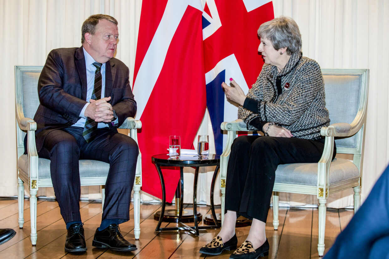Danmarks statsminister Lars Løkke Rasmussen mødte tirsdag sin britiske kollega, Storbritanniens premierminister Theresa May. Det skete i forbindelse med Nordisk Råds session i Oslo. På det bilaterale møde mellem de to lovede May støtte til Danmark efter at Iran angiveligt har forsøgt at gennemføre et attentat mod en iraner i Danmark. Pedersen, Terje/Ritzau Scanpix