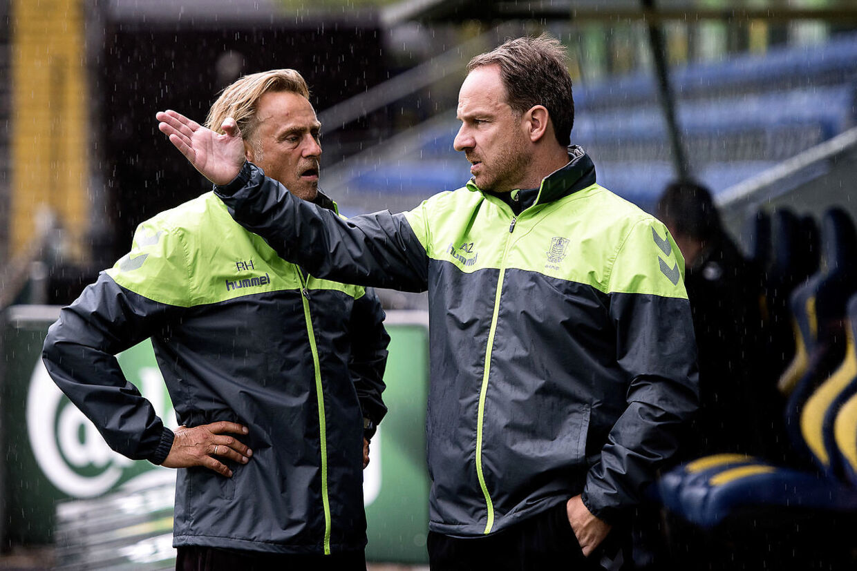 Lars Høgh konfererer med Brøndby-træner Alexander Zorniger.