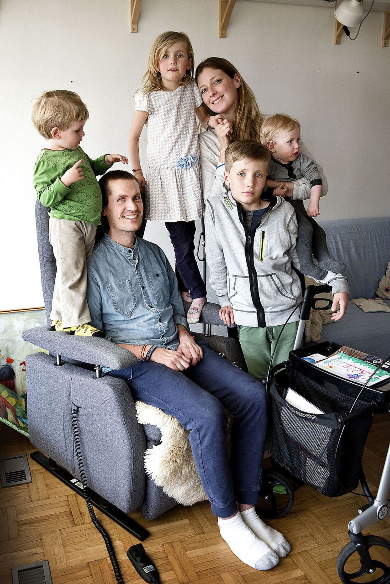 B.T. besøgte Lasse i marts 2016. Her ses han sammen med sin kone, Ina, og deres fire børn, Hugo, Albert, Viola og Karlo. Lasse boede på det tidspunkt stadig hjemme hos familien.