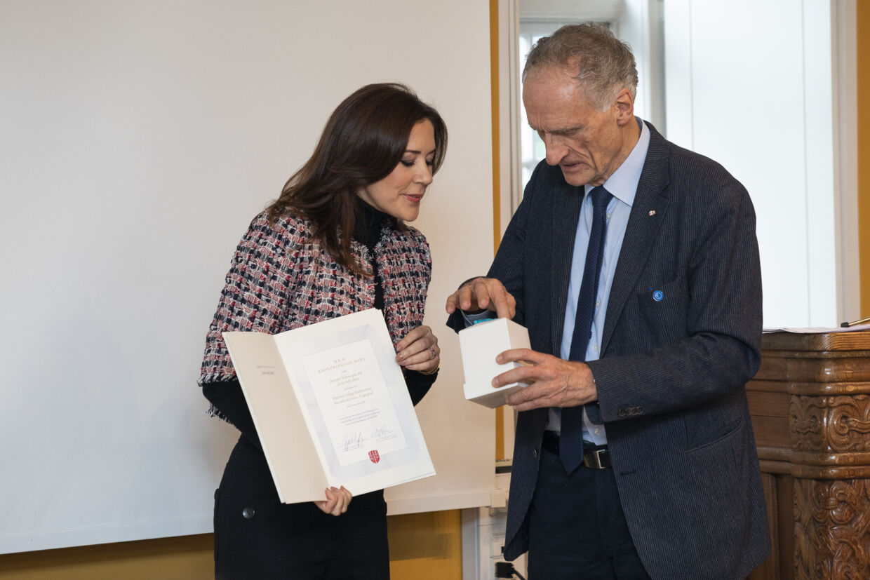 Kronprinsesse Mary modtager prisen for 'Årets tale 2018' af Bertel Haarder.