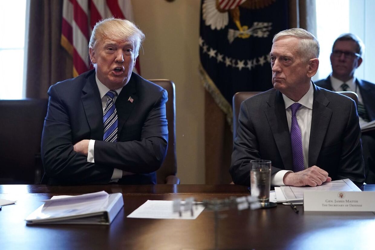 James Mattis (th.) har trukket sig som forsvarsminister, efter Trump har besluttet sig for at trække amerikanske tropper ud af Syrien og Afghanistan. 