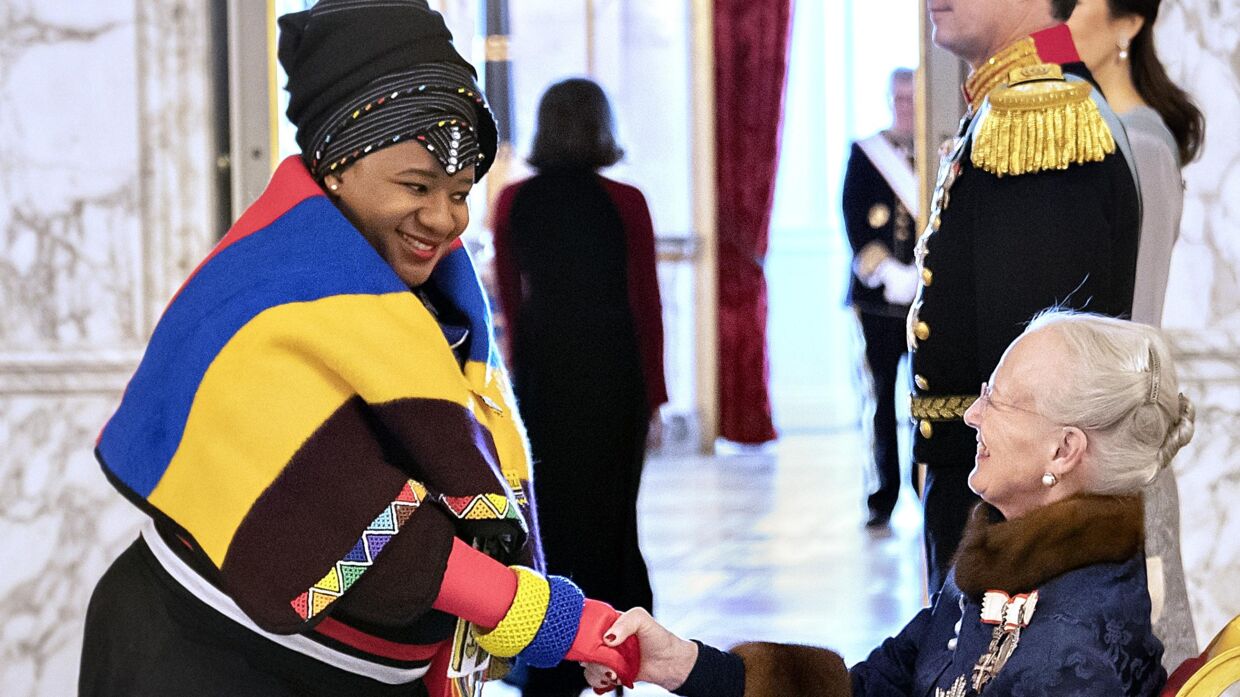Sydafrikas repræsentant, mrs. Tsholofelo Lefifi, hilser på Dronningen. (Photo: Keld Navntoft / Ritzau Scanpix 2019)