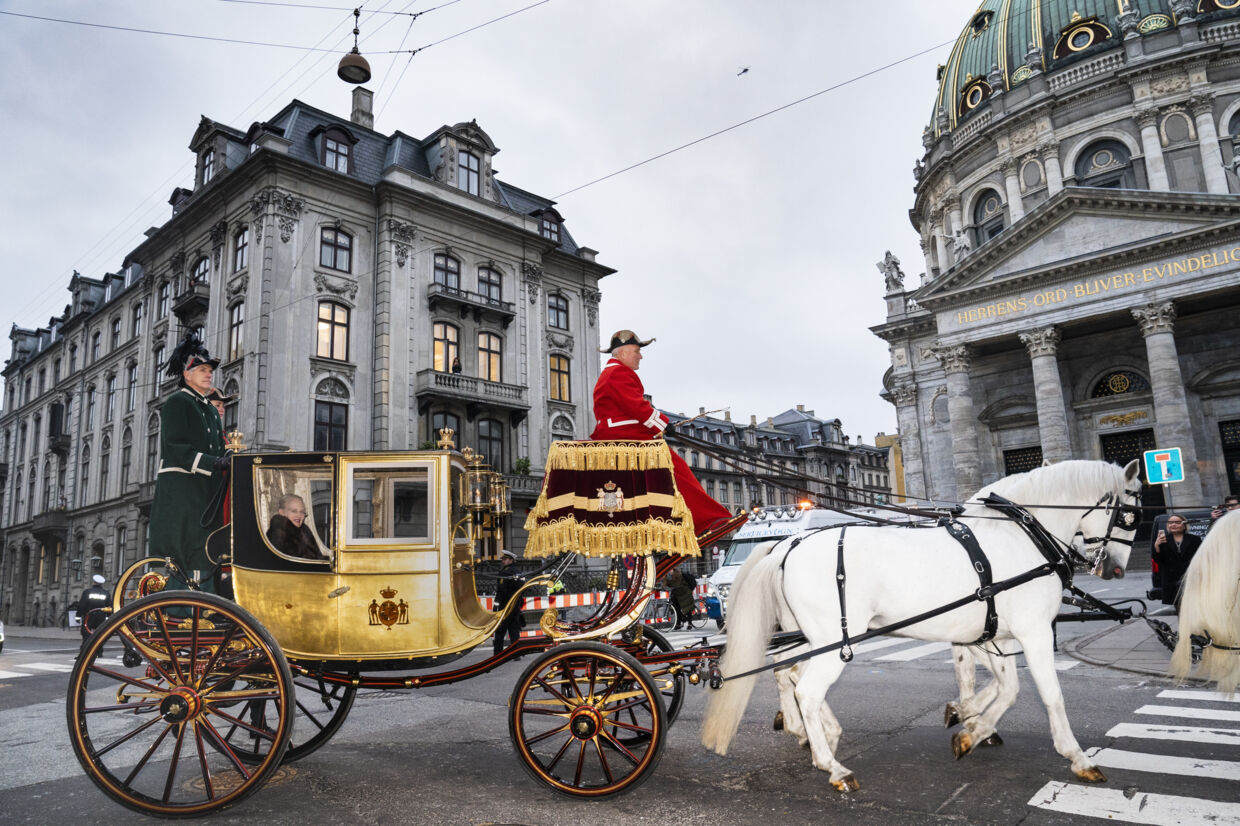 Dronning Margrethe blev eskorteres til nytårskur af Gardehusarregimentets Hesteeskorte i guldkaret fra Amalienborg til Christiansborg Slot i København. Martin Sylvest/Ritzau Scanpix