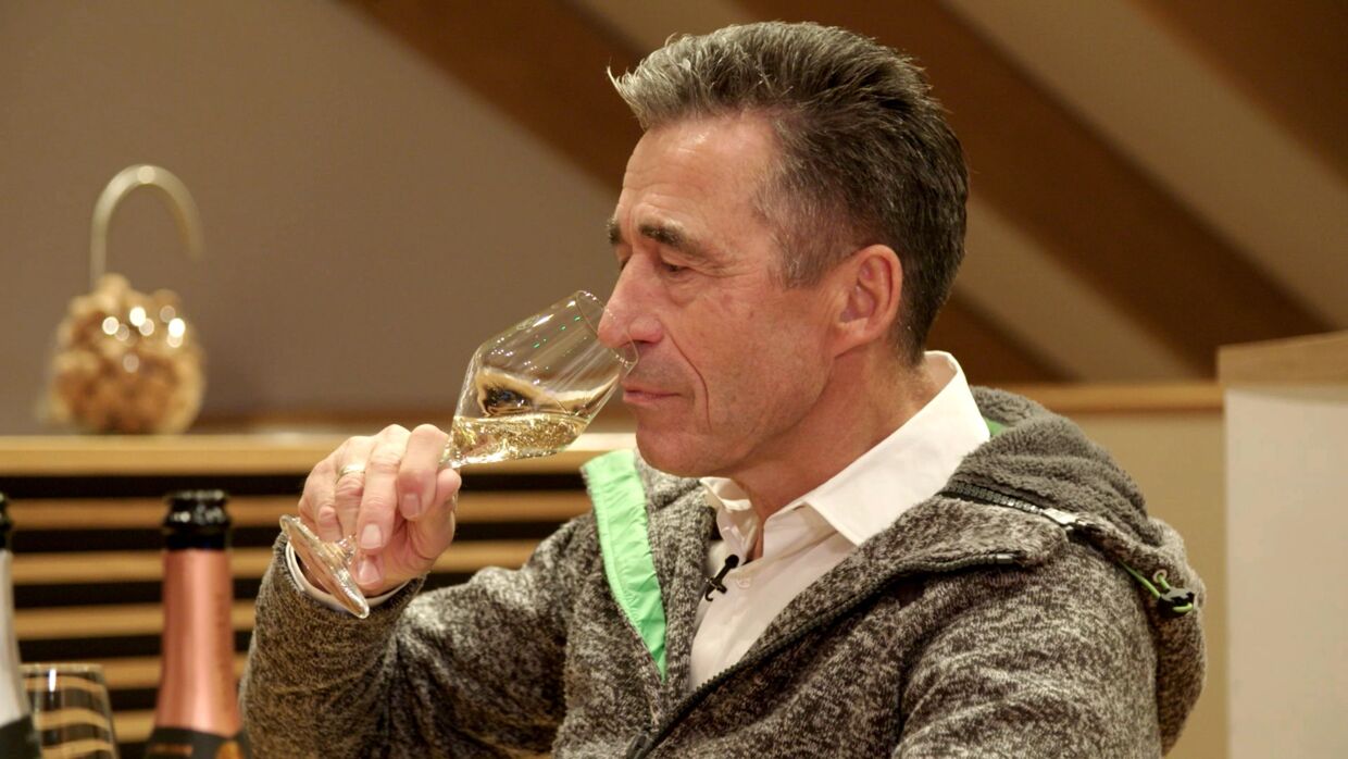 Fogh smager på mousserende vin i England i 'Skål for Europa' på DR 2.